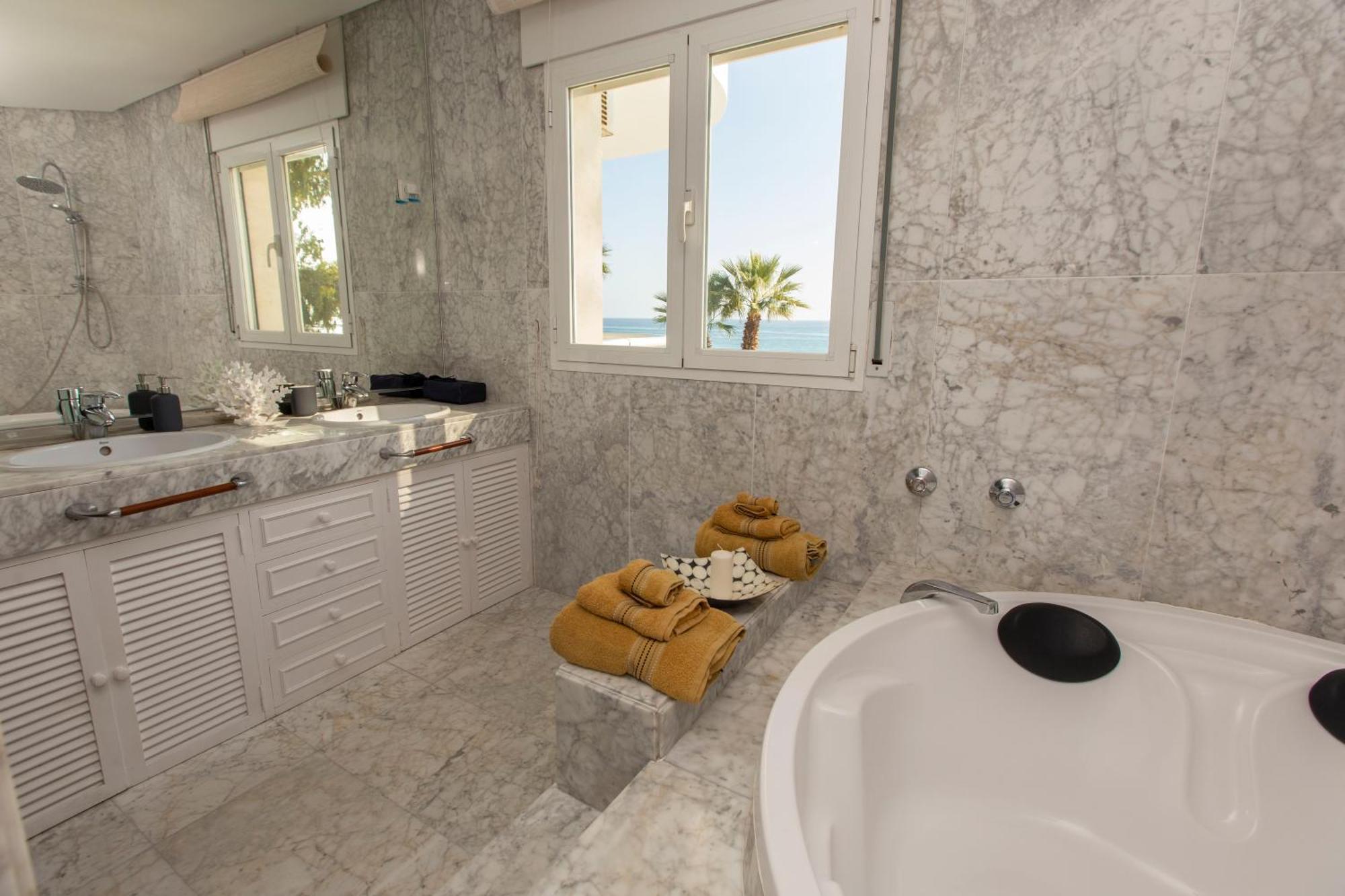 Villa Venecia, Apartamento De Lujo En 1º Linea De Playa + Parking Málaga Buitenkant foto